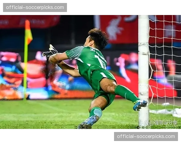 特写：点球决胜前，双方门将教练在场边与球员紧急交流